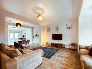 ニュービギン・バイ・ザ・シーにあるRothsay Beach Houseのソファとテレビのあるリビングルーム