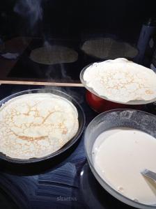 tre pentole di cibo stanno cuocendo su un fornello di cabane féérique a Pléneuf-Val-André