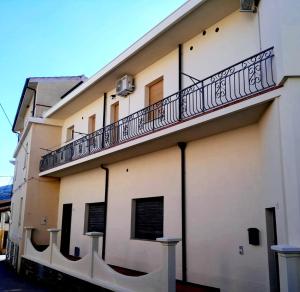 a building with a balcony on the side of it at S'apposentu 'e Santa Ruche in Oniferi +3 photos
