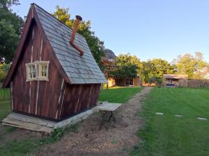 una piccola casa con una panchina in un cortile di cabane féérique a Pléneuf-Val-André