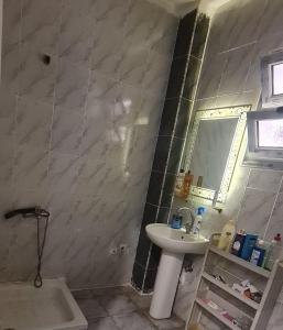 une salle de bain avec un lavabo, une baignoire et un miroir dans l'établissement شقه مفروشه بالشروق بالقرب من مدينتى للعائلات و الاسر فقط, à Madīnat aţ Ţalāʼi‘