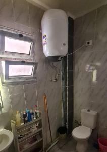 une salle de bains avec toilettes et lavabo dans l'établissement شقه مفروشه بالشروق بالقرب من مدينتى للعائلات و الاسر فقط, à Madīnat aţ Ţalāʼi‘