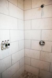 Koupelna v ubytování Beautiful Pet-Friendly Cottage with Outdoor Fireplace for a Wonderful Escape in Nature near Austin, Texas