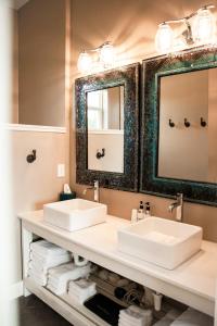 Koupelna v ubytování Beautiful Pet-Friendly Cottage with Outdoor Fireplace for a Wonderful Escape in Nature near Austin, Texas