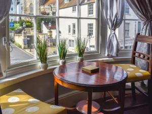 ein Buch auf einem Tisch vor einem Fenster in der Unterkunft Duke Of Wellington Hq in Hastings