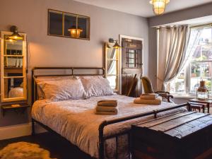 ein Schlafzimmer mit einem Bett mit zwei Handtüchern darauf in der Unterkunft Duke Of Wellington Hq in Hastings + 13 Fotos