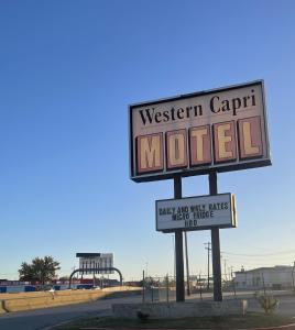una señal para un motel al lado de una carretera en Western Capri Motel, en Tulsa