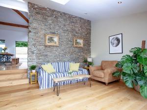 a living room with a couch and a chair at Vredehoek in Quethiock
