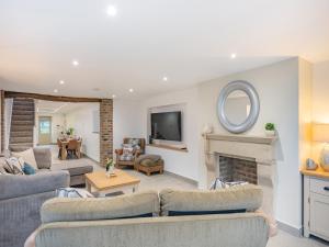 WinewallWhiteoak Cottage的有两张沙发和一个壁炉的客厅
