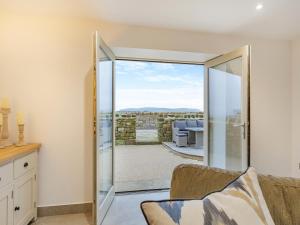 WinewallWhiteoak Cottage的客厅设有滑动玻璃门,可通往庭院