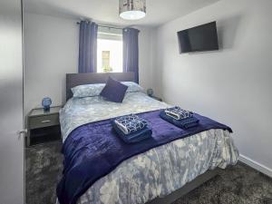 une chambre avec un lit avec deux oreillers dessus dans l'établissement Llaethdy Arfryn, à Maenclochog