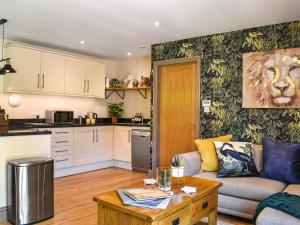 ein Wohnzimmer mit Sofa und Tisch in der Unterkunft The Retreat in Saint Leonards