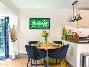 ein Esszimmer mit Tisch und Stühlen in der Unterkunft The Retreat in Saint Leonards