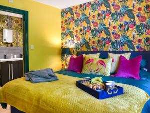 ein Schlafzimmer mit einem Bett, auf dem ein Tablett mit Essen steht in der Unterkunft The Retreat in Saint Leonards + 11 Fotos