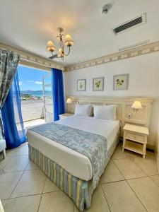 una camera con letto e vista sulla spiaggia di Destino Floripa Jurerê In a Florianópolis