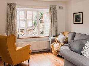 Istumisnurk majutusasutuses Three Batch Cottages