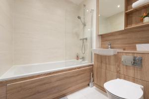 een badkamer met een bad, een toilet en een wastafel bij Casa Di Dolce Two Bedroom Apartment with Balcony in Maidstone