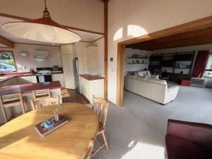 une chambre avec une table, une cuisine et un salon dans l'établissement Kiwi Classic, à Red Beach