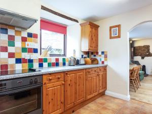 uma cozinha com armários de madeira e um fogão em Judd em Launceston