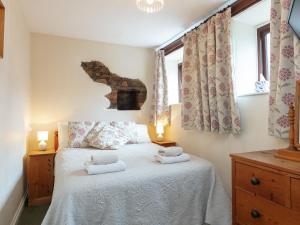 um quarto com uma cama com duas toalhas em Judd em Launceston