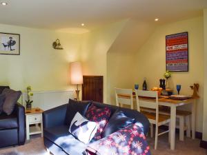 ein Wohnzimmer mit Sofa und Tisch in der Unterkunft Garden Cottage in Sabden