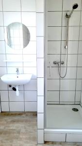 a bathroom with a sink and a shower at Monteurhotel Leuna in Leuna