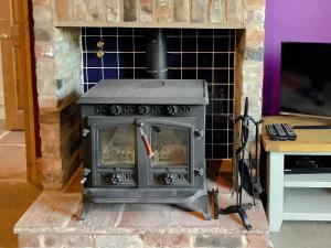 NeentonにあるNewhouse Farm Barnの暖炉(コンロ付)