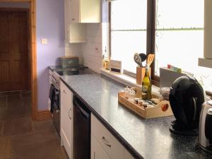 NeentonにあるNewhouse Farm Barnのキッチン(シンク、コンロ付きのカウンタートップ付)