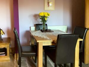 NeentonにあるNewhouse Farm Barnの花瓶付きのダイニングテーブル