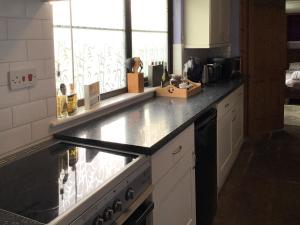 NeentonにあるNewhouse Farm Barnのシンクとカウンタートップのあるキッチン