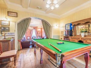 een pooltafel in een woonkamer met een pooltafel bij Edderton Hall Country House in Forden