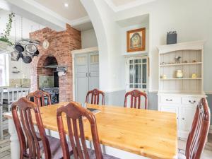 een keuken en eetkamer met een houten tafel en stoelen bij Edderton Hall Country House in Forden +40 foto's