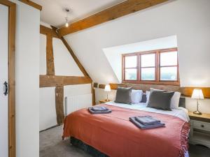 チャーチ・ストレットンにあるUk46589 - Kibbleのベッドルーム1室(赤い毛布付きのベッド1台付) +15枚の写真