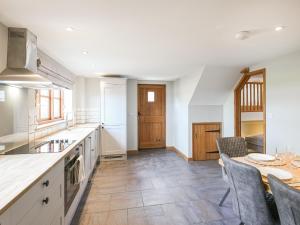 チャーチ・ストレットンにあるUk46589 - Kibbleのテーブルと椅子とカウンタートップのあるキッチン