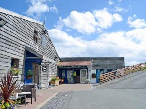 a building with a bench in front of it at Celtic Retreat - Uk6721 in Lydstep