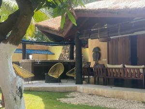 eine Gruppe von Stühlen, die vor einem Haus sitzen in der Unterkunft La Tour Rouge in M'bour + 8 Fotos