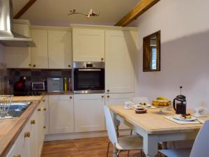 O bucătărie sau chicinetă la Chick Hatch Barn