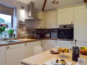 O bucătărie sau chicinetă la Chick Hatch Barn