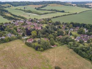 eine Luftansicht eines kleinen Dorfes auf einem Feld in der Unterkunft Heron Barn in Hollingbourne