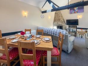 Et opholdsområde på Linney Cottage - Uk48986