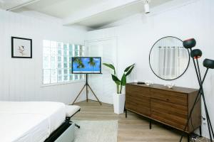 Μια τηλεόραση ή/και κέντρο ψυχαγωγίας στο Scenic Villa Walk to Cruz Bay and Stunning Views +13 φωτογραφίες