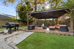 einen Hinterhof mit Grill und Grill in der Unterkunft Modern 5BR Corporate Stay 10 Mins to NYC + Parking in Guttenberg