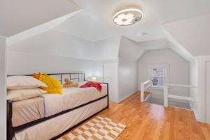 ein Schlafzimmer mit einem Bett und einer weißen Decke in der Unterkunft Modern 5BR Corporate Stay 10 Mins to NYC + Parking in Guttenberg