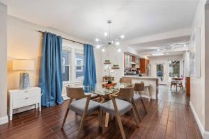 ein Esszimmer und eine Küche mit blauen Vorhängen in der Unterkunft Modern 5BR Corporate Stay 10 Mins to NYC + Parking in Guttenberg