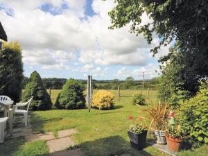 a garden with a table and chairs and plants at Ty Clyd - Hw7657 in Walton East