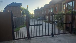 Η γειτονιά γύρω από ή μία γειτονιά κοντά σε αυτό το δωμάτιο σε οικογενειακή κατοικία