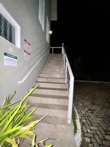 Apartamento Charmoso com Mezanino em Juquehy في ساو سيباستياو: درج يؤدي إلى مبنى في الليل
