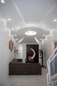 een woonkamer met een bank in een kamer bij Villa Pool Path to Tortuguero in Barrio Palermo