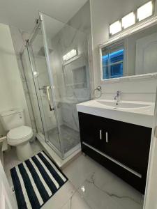 Ένα μπάνιο στο Quiet Queen Bedroom near Finch Birchmunt