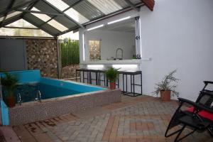 La alberca dentro o cerca de Villa Pool Path to Tortuguero